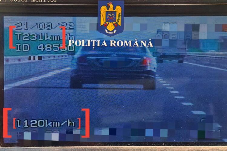 Un craiovean a rămas fără permis de conducere pentru trei luni și a fost amendat cu 1.450 lei, după ce a fost prins gonind cu 231 km/h pe un Drumul Expres 12