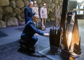 Ministrul Apărării Naționale, Vasile Dîncu, a adus un omagiu victimelor Holocaustului cu ocazie unei vizite oficiale în Israel