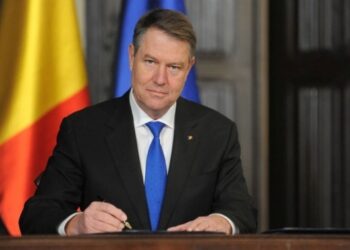 Klaus Iohannis susține că, în contextul actual, este ”corect, rezonabil și așteptat” să crească salariile și pensiile: „Nu oamenii simpli trebuie să plătească pentru aceste crize”