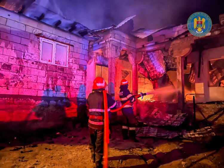 Patru locuințe din Babadag, județul Tulcea, au fost afectate de flăcările unui incendiu provocat cu intenție