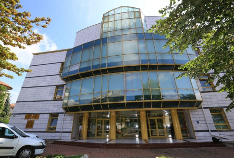 Biblioteca Județeană Vâlcea promovează lectura prin proiectul ”Raftul de la casă”. Vâlcenii vor putea împrumuta cărți din magazinele alimentare Annabella din 14 localități