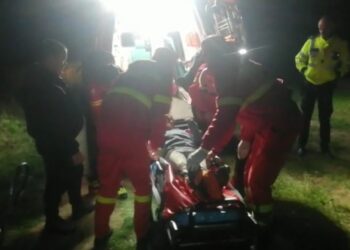 O femeie și-a fracturat piciorul drept în timp ce se deplasa cu un ATV printr-o pădure din Munții Orăștiei. Salvatorii au căutat-o cu lanternele