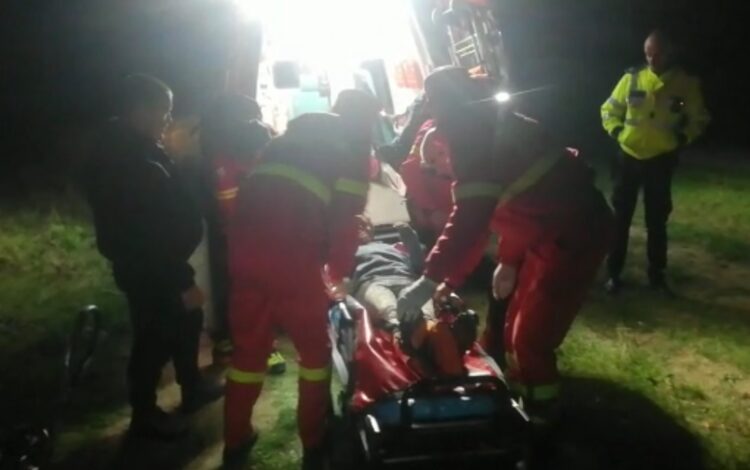 O femeie și-a fracturat piciorul drept în timp ce se deplasa cu un ATV printr-o pădure din Munții Orăștiei. Salvatorii au căutat-o cu lanternele