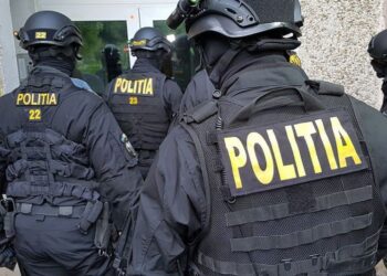 Polițiștii au efectuat două percheziții domiciliare în cadrul unui dosar de fals informatic