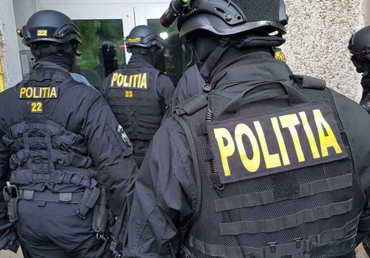 Polițiștii au efectuat două percheziții domiciliare în cadrul unui dosar de fals informatic