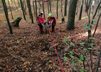 Salvamontiștii din Maramureș au salvat o femeie care s-a accidentat în timp ce culegea ciuperci în Munții Gutâi