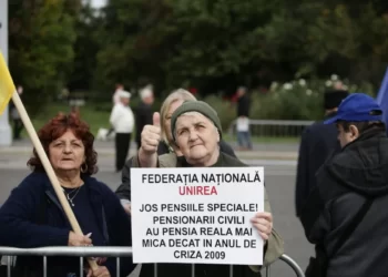 Pensionarii protestează în fața Guvernului și a prefecturilor din țară în vederea. Aceștia cer creșterea pensiilor cu 26%