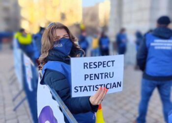 Angajații Institutului Naţional de Statistică Bucureşti au protestat în fața sediilor PNL și PSD, nemulțumiți de salariile din instituție