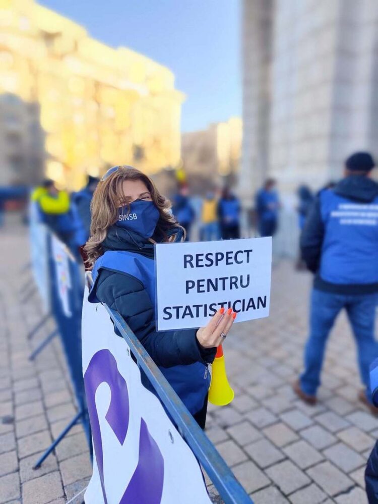 Angajații Institutului Naţional de Statistică Bucureşti au protestat în fața sediilor PNL și PSD, nemulțumiți de salariile din instituție