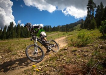 Un tânăr de 15 ani a suferit o accidentare pe Vârful Igniș din Munții Gutâi, în timp ce se întrecea cu mai mulți bicicliști. Salvatorii montani din Maramureș au intervenit la fața locului