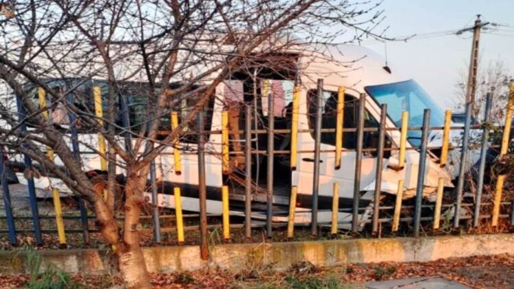 Nouă persoane au fost rănite în urma unui accident rutier pe raza comunei Cotești
