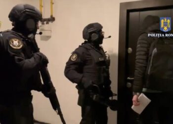 Peste 123 de percheziții pe teritoriul României, într-un dosar de șantaj, lipsire de libertate, distrugere și alte infracțiuni