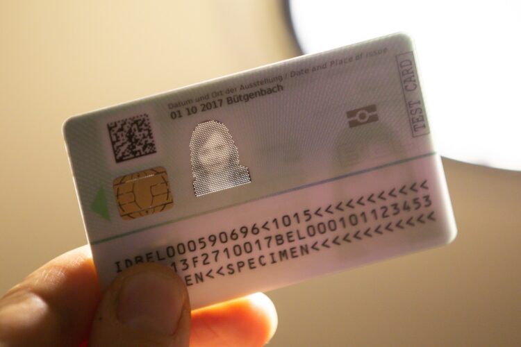 Ministrul Afacerilor Interne informează că din vara anului viitor începe implementarea proiectului privind emiterea cărții electronice de identitate