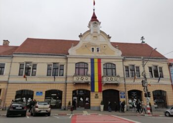 Angajat al Primăriei Reghin, reținut pentru 24 de ore după ce a fost prins în flagrant primind mită