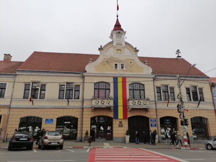 Angajat al Primăriei Reghin, reținut pentru 24 de ore după ce a fost prins în flagrant primind mită