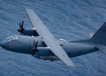 Mai multe aeronave C-27J Spartan execută zboruri de instrucție la înălțimi mici în zonele de sud și sud-est ale țării