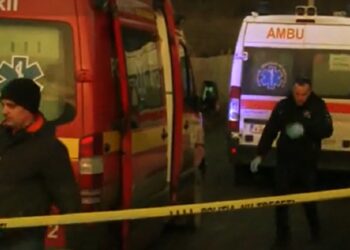 Adolescentul înjunghiat în zona inghinală de către tatăl său a fost declarat decedat. Cei doi tăiau un porc