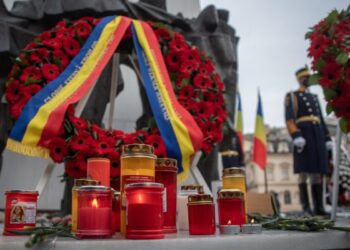 Marinarii militari participă la ceremonii organizate cu prilejul comemorării Eroilor Revoluției din 1989, în șase localități