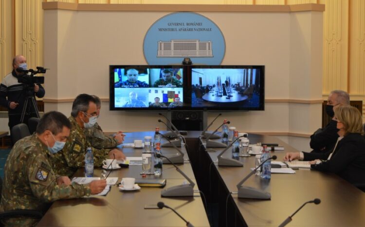 Videoconferință a conducerii MApN cu militarii aflați în misiuni externe