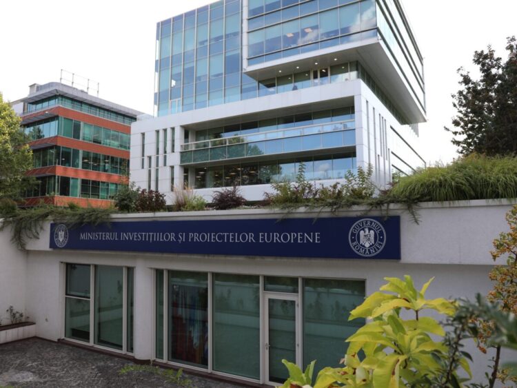 Ministerul Investițiilor: 1,18 milioane de români au primit o nouă tranșă de ajutoare alimentare și 360.000 de elevi au primit 500 de lei pentru rechizite și haine