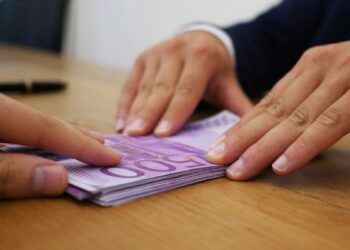 Șofer reținut pentru că a oferit suma de 800 de euro mită unui polițist