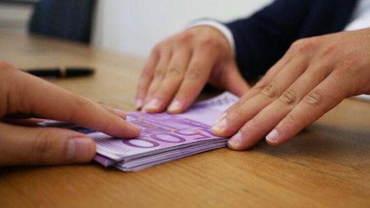 Șofer reținut pentru că a oferit suma de 800 de euro mită unui polițist