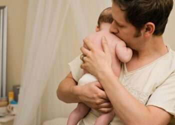 Guvernul a modificat și completat normele metodologice de aplicare a legii care reglementează concediul paternal acordat taților la nașterea copiilor