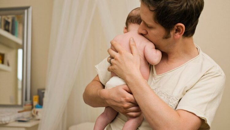 Guvernul a modificat și completat normele metodologice de aplicare a legii care reglementează concediul paternal acordat taților la nașterea copiilor