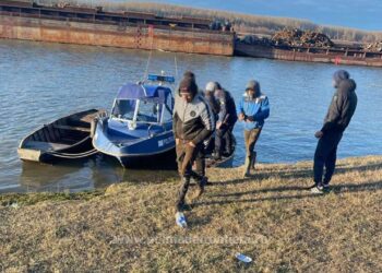 Cinci persoane au fost prinse în flagrant în timp ce furau fier vechi de pe o barjă