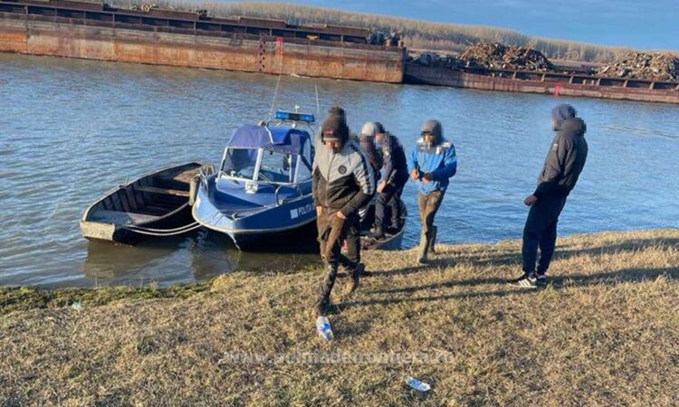 Cinci persoane au fost prinse în flagrant în timp ce furau fier vechi de pe o barjă