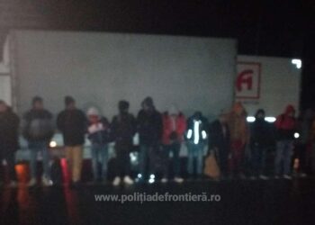 Polițiștii de frontieră din PTF Nădlac au descoperit 39 de cetățeni străini ascunși în două autoutilitare