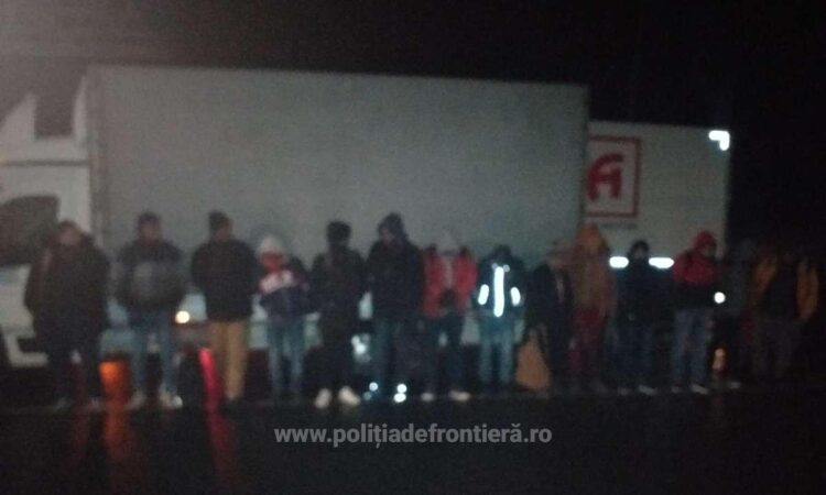 Polițiștii de frontieră din PTF Nădlac au descoperit 39 de cetățeni străini ascunși în două autoutilitare