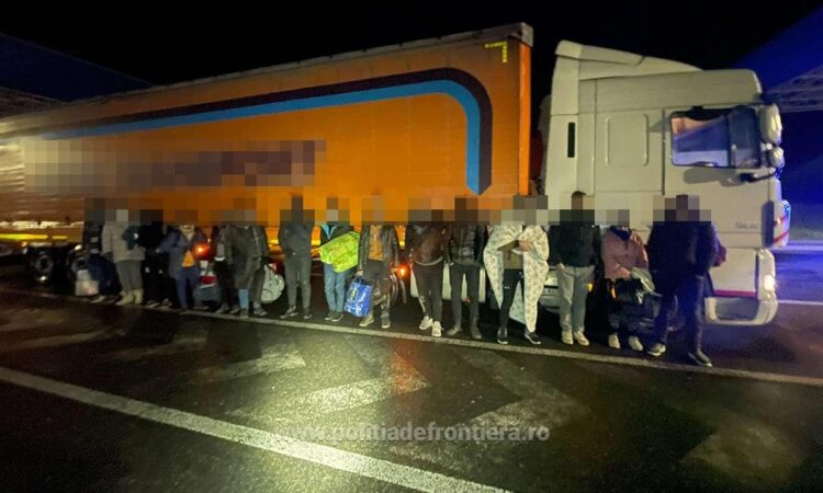 Polițiștii de frontieră din PTF Nădlac II au descoperit 44 de cetățeni străini ascunși în trei mijloace de transport. Aceștia voiau să treacă ilegal frontiera în Ungaria