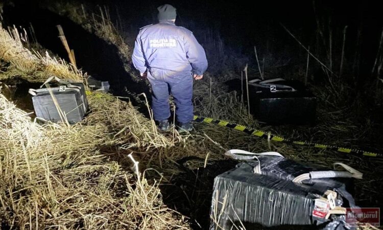 Polițiștii de frontieră au descoperit țigări de contrabandă în valoare de peste 50.000 de lei, abandonate pe malul Prutului