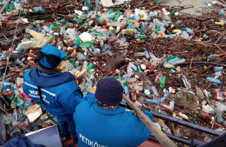 Administrația Bazinală de Apă Crișuri va colecta deșeurile plutitoare din râurile Barcău, Crișul Repede și Crișul Negru, printr-un proiect internațional de 650.000 de euro