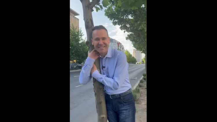 Liviu Negoiță a luat în brațe un copac în centrul Bucureștiului: „Copacii, fiind ființe vii…”