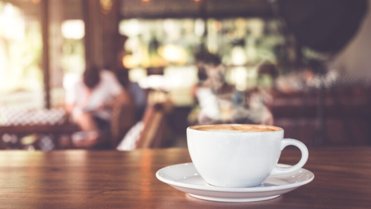 O femeie a comandat o cafea în centrul Vienei fără să se uite în meniu. Când a primit nota a făcut infarct!