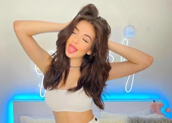 Andreea Bostanica, influencer: „Dacă nu luam BAC-ul viața mea nu s-ar fi schimbat absolut deloc. Notele nu m-au încurcat să-mi cumpăr mai multe apartamente sau mașina dorită!”