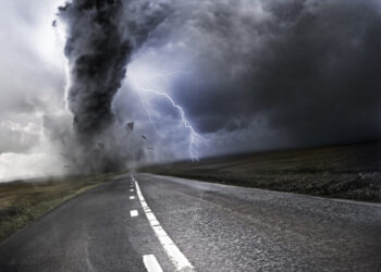 România, cuprinsă de tornade! Risc iminent anunțat de specialiștii europeni!