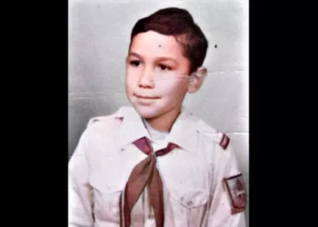 Recunoști băiețelul din imagine? Tocmai a împlinit 50 de ani!