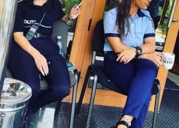 Anchetă în Poliţia Română, după ce o poză cu două poliţiste a devenit virală pe Facebook