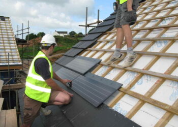 Vrei un acoperiș din țiglă metalică? Iată tot ce trebuie să știi despre beneficii, montaj și reparații