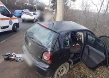 Accident rutier terifiant, în Suceava, chiar în ziua de Crăciun. O tânără de 19 ani a rămas încarcerată în mașină, în stare de inconștiență!