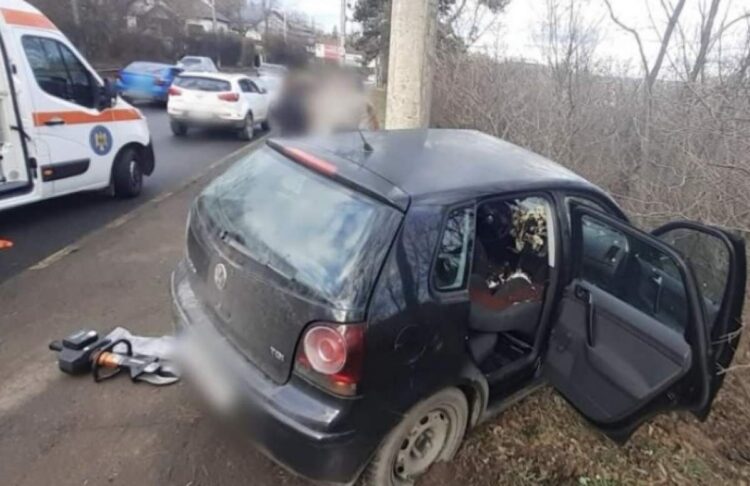Accident rutier terifiant, în Suceava, chiar în ziua de Crăciun. O tânără de 19 ani a rămas încarcerată în mașină, în stare de inconștiență!