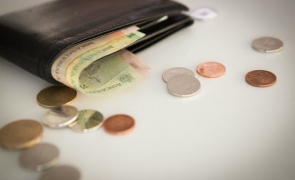 Portofel cu 2.000 de euro, găsit pe jos la Târgul de Crăciun şi restituit proprietarei!