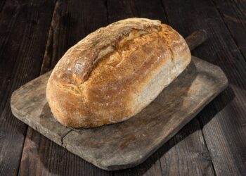 Un scriitor român a plătit peste 100 de lei pentru o pâine la Lidl. A fost „furat” și a doua oară de aceeași vânzătoare!