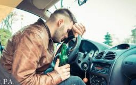 Un șofer beat a sunat la 112. Le-a spus polițiștilor că se află la volan fără permis, dar și pe unde conduce!