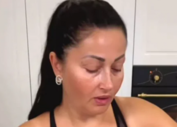 Diva Gabriela Cristea, o frumusețe răpitoare care își folosește farmecul în slujba binelui, a gătit ciorbă de rață cu tăiței de casă în costum de baie