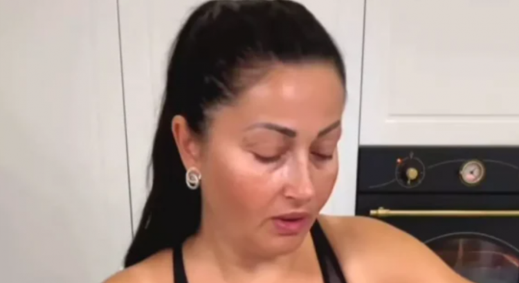 Diva Gabriela Cristea, o frumusețe răpitoare care își folosește farmecul în slujba binelui, a gătit ciorbă de rață cu tăiței de casă în costum de baie