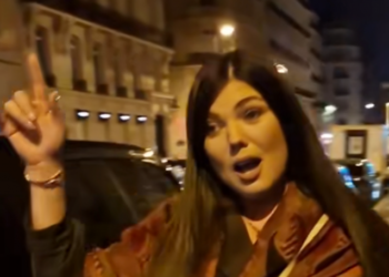 Paula Seling, frumoasa artistă cu care m-aș însura pe loc, cântă minunat pe străzile Parisului